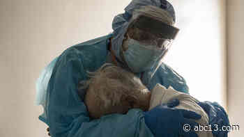Houston Dr Joseph Varon hugs and comforts patient in COVID-19 ICU in viral photo - KTRK-TV