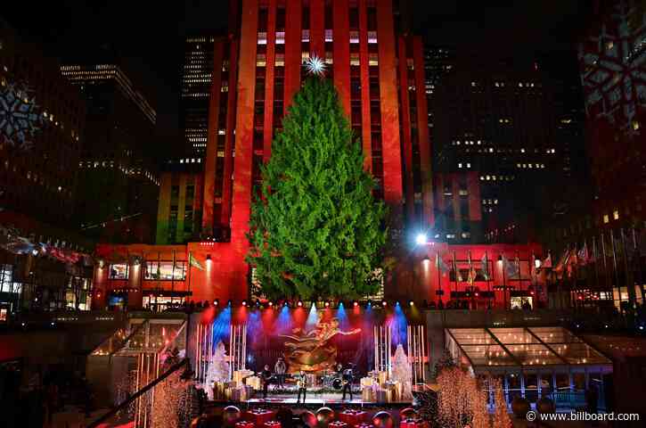 How to Watch the 2020 Rockefeller Center Christmas Tree Lighting With Kelly Clarkson, Dolly Parton & More