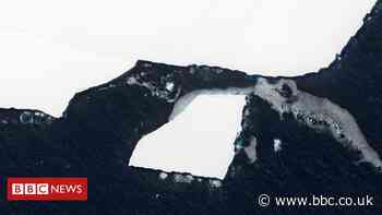 A68a: World's biggest iceberg is fraying at the edges