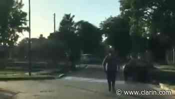 Video: tren chocó y arrastró un auto en Villa Adelina - Clarín.com
