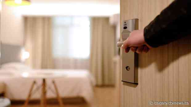 Need to self-isolate? Calgary mayor reminds residents that hotel rooms are available