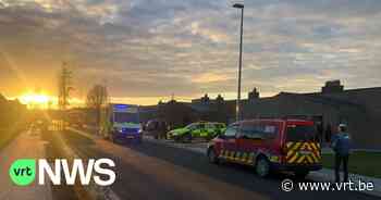 Man raakt zwaar gewond na brand in sociale woonwijk Zedelgem - VRT NWS