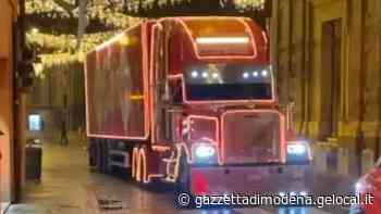 Il camion di Natale della Coca Cola attraversa Modena, ma scatta la multa - La Gazzetta di Modena
