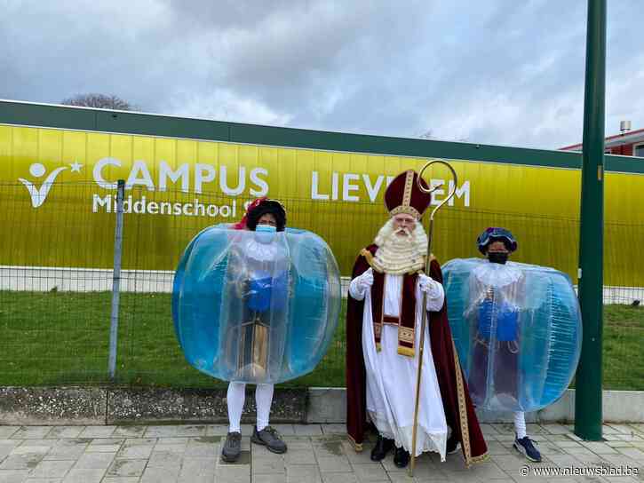 Ook de Sint speelt graag op safe en brengt… bubbelpieten mee