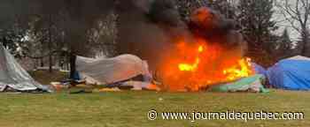 [IMAGES] Une tente brûle au campement Notre-Dame