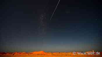 Im Vorbeiflug wirft die Raumsonde Asteroiden-Körner über der Erde ab