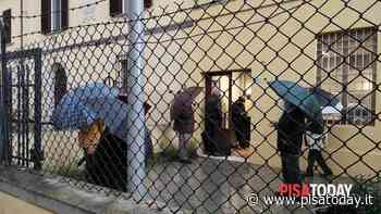 Fila sotto la pioggia all'ufficio postale di Putignano - PisaToday