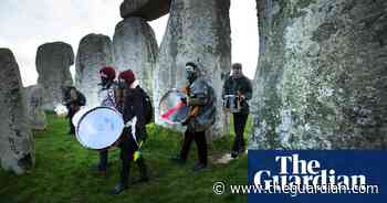 Tunnel protesters sing and drum their way into Stonehenge