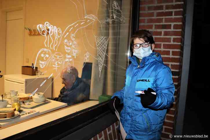 Raamtekenaars verfraaien ramen Hof ter Veldeken