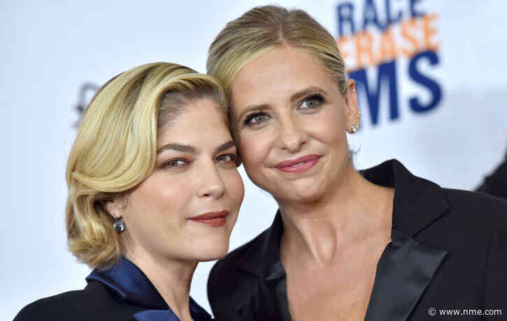 Sarah Michelle Gellar and Selma Blair reenact ‘Cruel Intentions’ kiss with 2020 twist