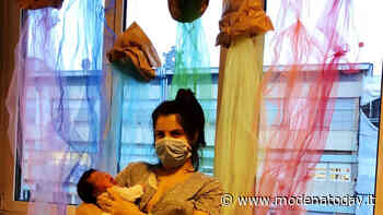 Un arcobaleno colora il reparto degenza, un augurio alle neomamme dalle ostetriche del Policlinico - ModenaToday