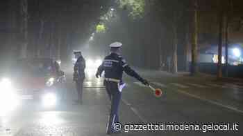 Modena, automobilista finisce da solo nel fosso. Rifiuta l'alcoltest - La Gazzetta di Modena