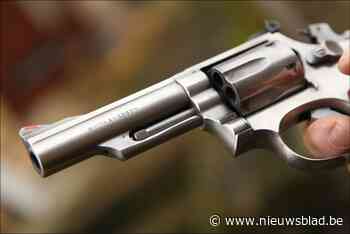 Dertiger schiet zonder reden acht keer op buurman: 15 maanden cel met uitstel