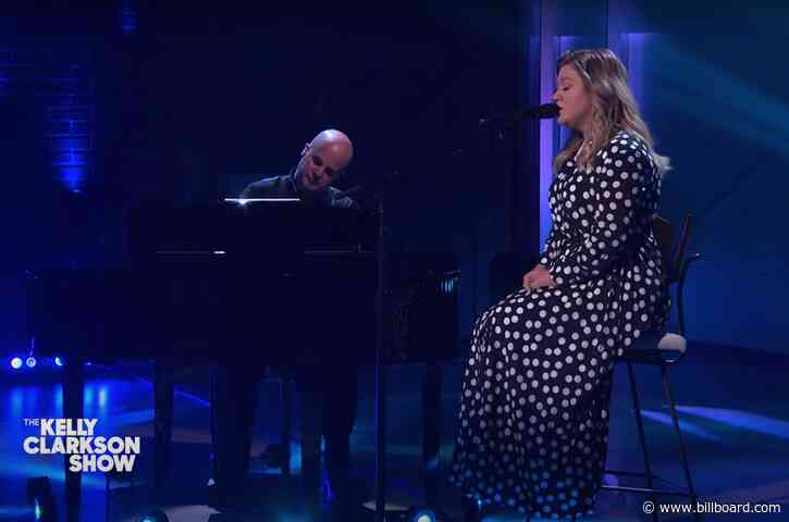 Kelly Clarkson Performs Stirring Piano-Powered Rendition of Joan Osborne’s ‘One of Us’