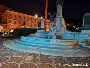 Frascati illumina di blu il Monumento ai caduti di Piazza Marconi per la Giornata dei diritti dell'Infanzia - ilmamilio.it - L'informazione dei Castelli romani