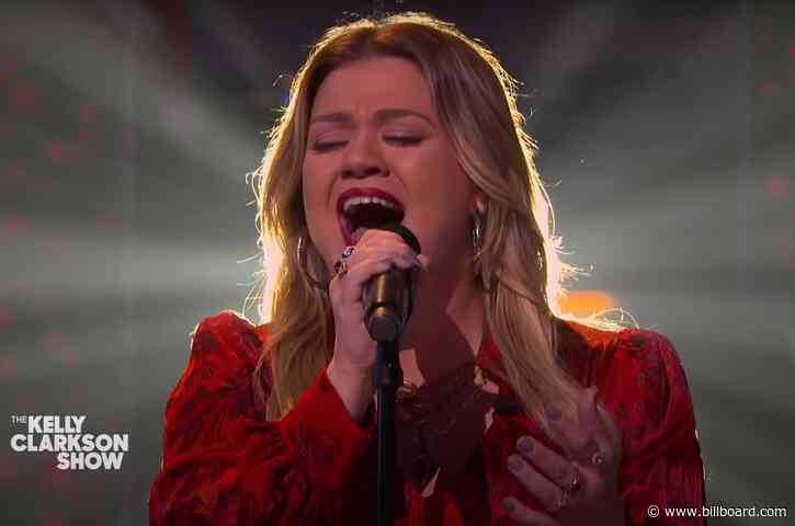 Kelly Clarkson Wishes You a Merry Little Christmas With Latest Cover