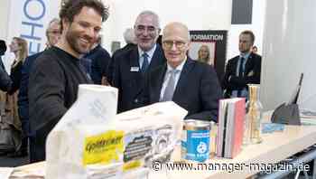 Benjamin Adrion von Viva con Agua: Yoga mit dem Sozialunternehmer