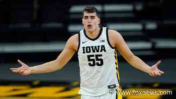 Garza scores 34 in 17 minutes, No. 3 Iowa thumps Iowa State