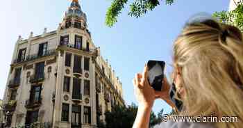 Los tours barriales que invitan a "viajar" sin moverse de Buenos Aires - Clarín.com