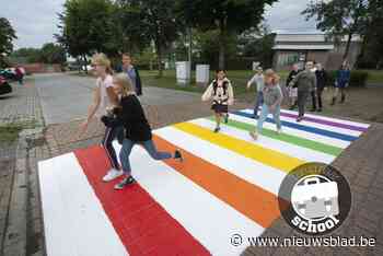 Leerlingen lopen eerste regenboogzebrapad in (Beernem) - Het Nieuwsblad