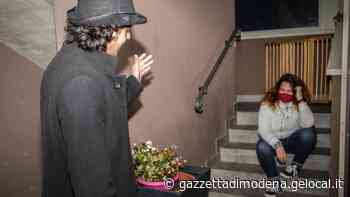 Modena. In giro con il “Teatro Express” : gli attori recitano gli spettacoli a domicilio - La Gazzetta di Modena