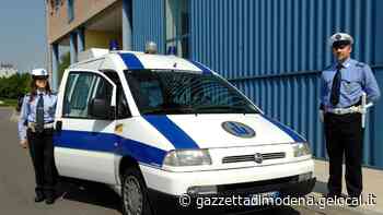 Modena, perde una porta in tangenziale e si allontana: sanzionato - La Gazzetta di Modena