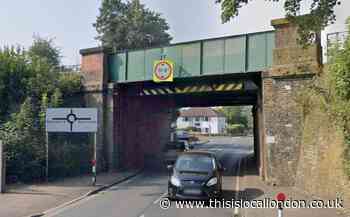 Southeastern: Lorry collides with bridge in Petts Wood