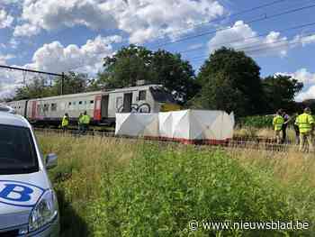 Auto meegesleurd door trein in Bouwel (Grobbendonk) - Het Nieuwsblad