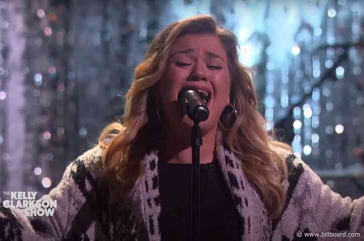 Kelly Clarkson Delivers Spirited Performance of ‘Underneath the Tree’ for ‘Kellyoke’