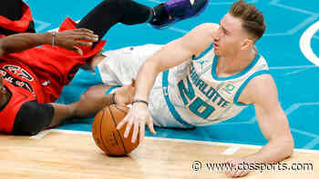 Hornets' Gordon Hayward suffers fractured finger during preseason game, listed as day-to-day