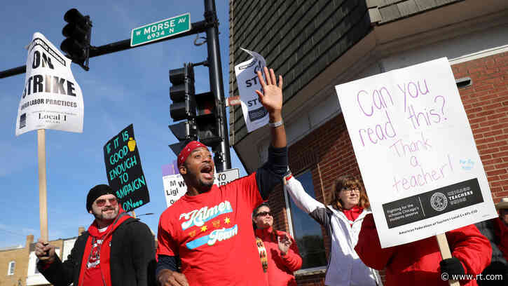Chicago schools look to hire 1,000 monitors to babysit classrooms while Covid-spooked teachers stay home