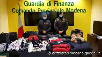 Modena, trovato con borse e sacchi pieni di vestiti e scarpe con false griffe - La Gazzetta di Modena