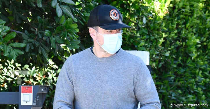 Matt Damon Pops by Ben Affleck's House for a Visit