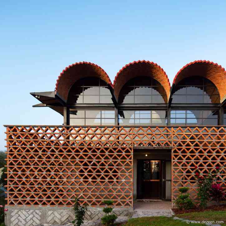 Aldana Sanchez Architects builds house topped by internet cafe in rural Mexico