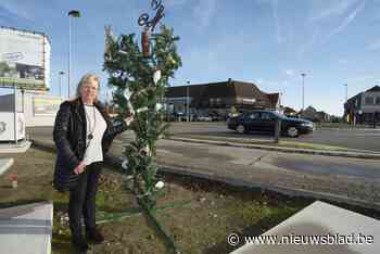 Burgemeester plaatst zélf ‘niet vergunde’ omgekeerde kerstboom terug: “We konden hem toch niet verloren laten gaan?”