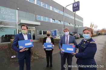 Politie schrijft wenskaarten voor eenzame personen