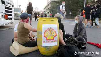 Wesseling, Köln: Shell-Raffinerie blockiert - 50 Umweltaktivisten sperren Zufahrten und ketten sich fest - RND