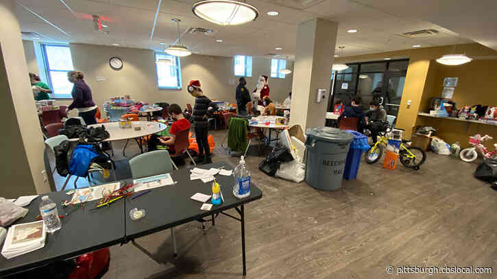 Pittsburgh Police, Volunteers Give Out Gifts To Spread Christmas Joy