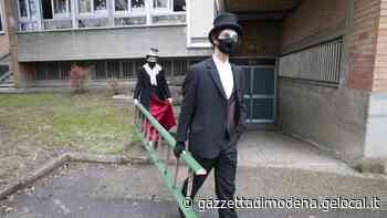 Modena. Favole alla finestra «Saliamo la scala e portiamo la gioia - Gazzetta di Modena