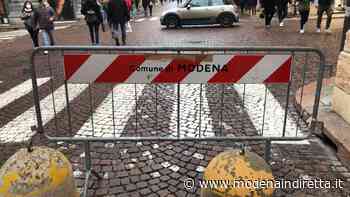 Modena centro, transenne contro assembramenti e movida. FOTO - modenaindiretta.it
