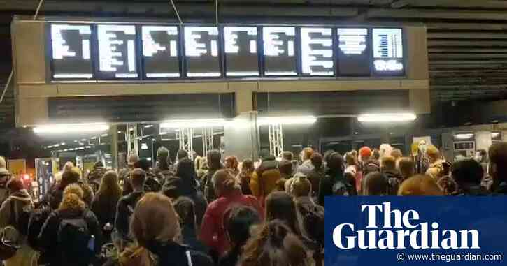 London's St Pancras station packed as travellers flee tier 4 restrictions on Saturday – video