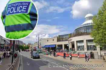 Police investigate after children robbed in Wimbledon