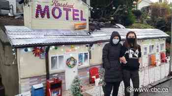 Mini Rosebud Motel replica attracts Schitt's Creek fans to Seattle neighbourhood