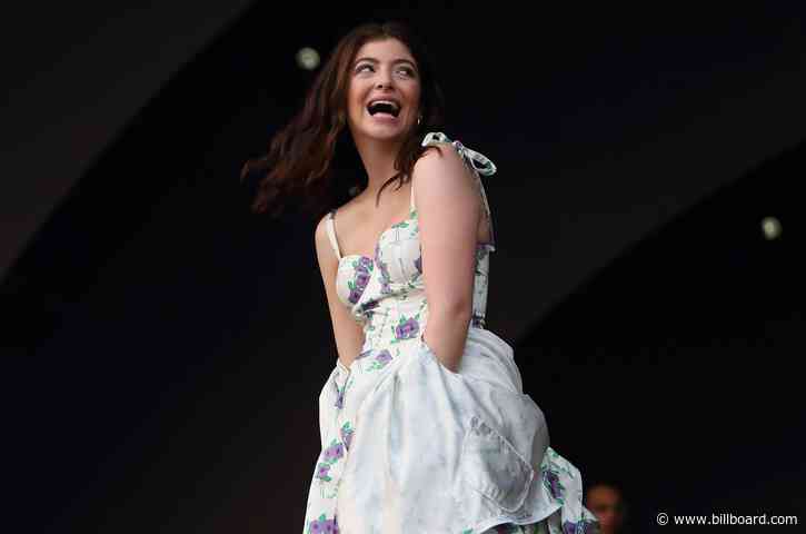 Rejoice! Lorde’s Onion Ring Instagram Page Is Back