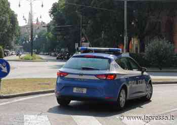 Modena, cliente non paga: tre spacciatori lo massacrano a bottigliate - La Pressa