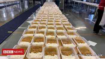 Covid-19: Sikh charity sends food to stranded truckers - BBC News