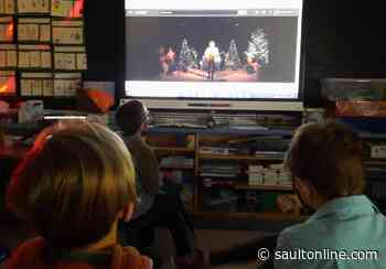 Chuck Labelle offers a much-appreciated Christmas concert at École Saint-Joseph!