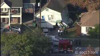 House on cinder blocks falls over onto neighbor's home in Houston's White Oak neighborhood - KTRK-TV