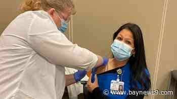 Largo Medical Center Staff Members Start Covid Vaccines - Bay News 9