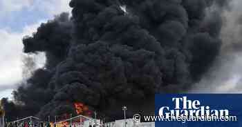 Fire burns through temporary migrant camp in Bosnia – video